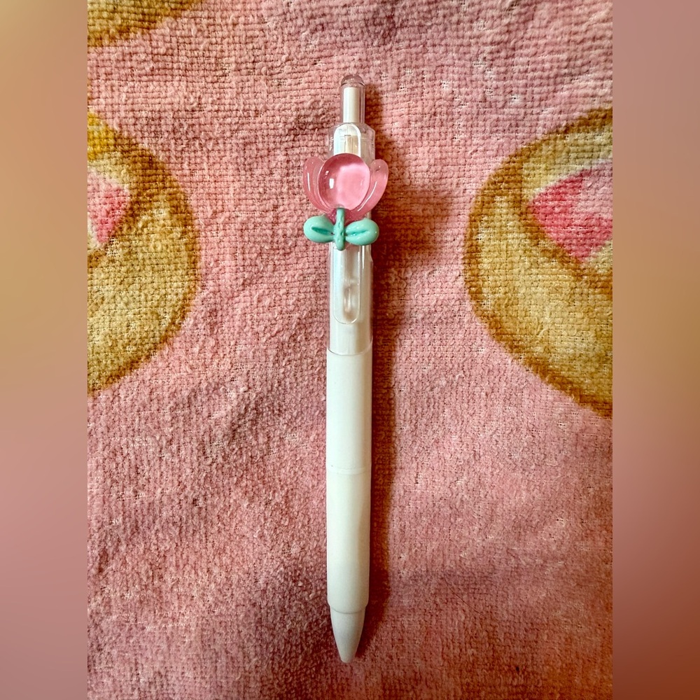 🌷 White Clicky Grippy Quick-Drying Black Ink Gel Pen with Pink Tulip Flower Clip